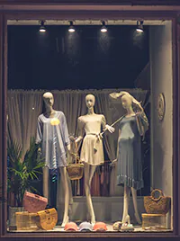 Schaufensterbeleuchtung Schaufensterbeleuchtung in einem Bekleidungsgeschäft