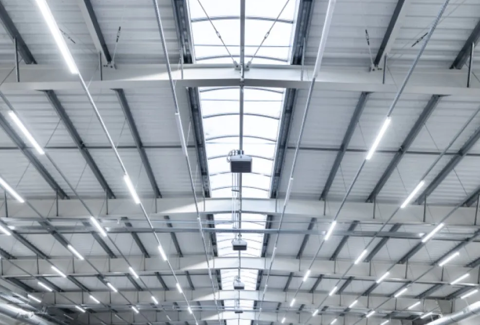 Wannenleuchten unter der Decke einer Lagerhalle Wannenleuchten unter der Decke einer Lagerhalle
